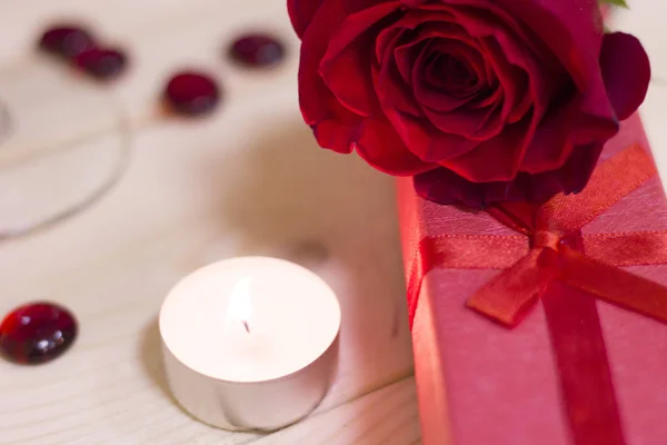 Het concept van St.Valentines dag met een rode roos en kaars — Stockfoto