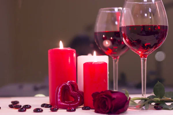 Konceptet av St. Alla hjärtans dag med vin och levande ljus — Stockfoto