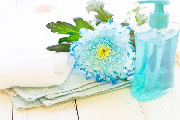 Concepto de spa con una flor azul — Foto de Stock