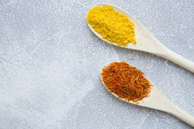 Baharatlar ve otlar ışık taş zemin üzerine set