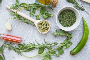 Baharatlar ve otlar ışık taş zemin üzerine set