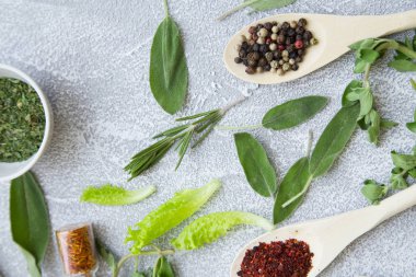 Baharatlar ve otlar ışık taş zemin üzerine set