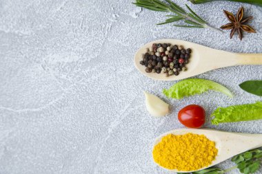 Baharatlar ve otlar ışık taş zemin üzerine set