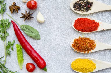 Baharatlar ve otlar ışık taş zemin üzerine set