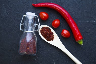 Specis ve otlar siyah taş zemin üzerine set