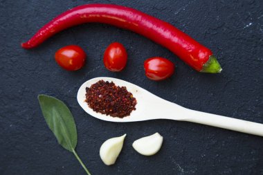 Specis ve otlar siyah taş zemin üzerine set