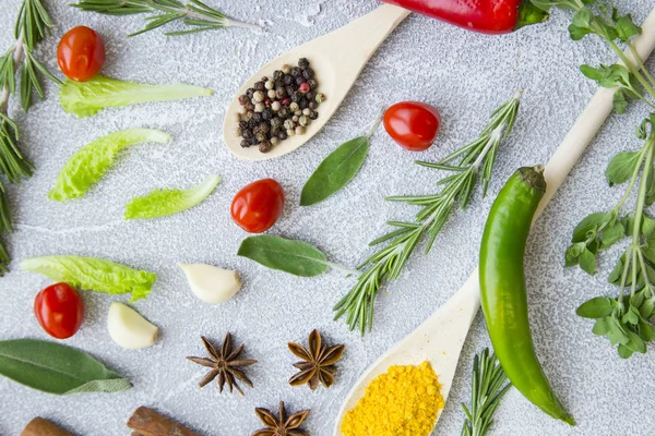 Baharatlar ve otlar ışık taş zemin üzerine set