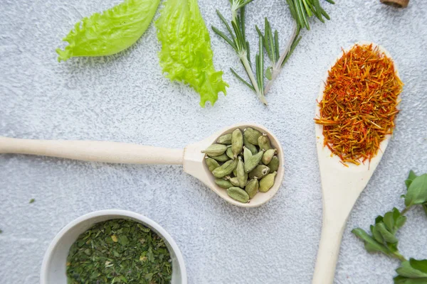 Baharatlar ve otlar ışık taş zemin üzerine set