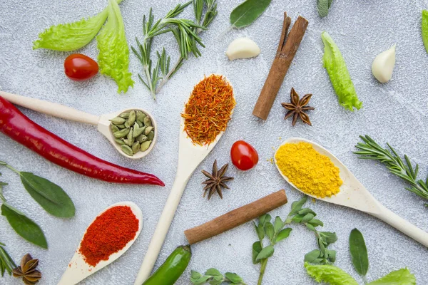 Baharatlar ve otlar ışık taş zemin üzerine set