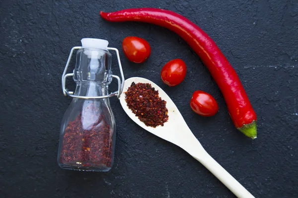 Specis ve otlar siyah taş zemin üzerine set