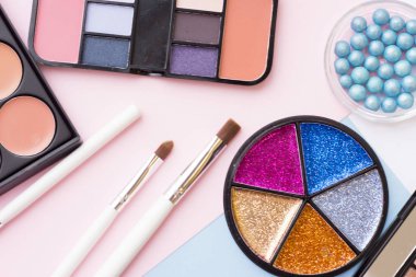 Pastel renkler arka plan üzerinde kozmetik ürünleri