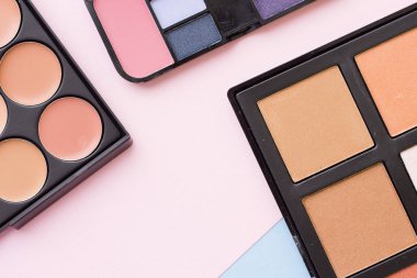 Pastel renkler arka plan üzerinde kozmetik ürünleri