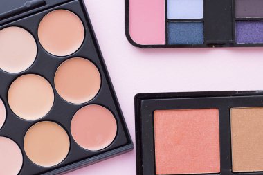 Pastel renkler arka plan üzerinde kozmetik ürünleri