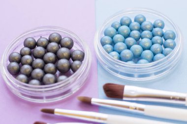Pastel renkler arka plan üzerinde kozmetik ürünleri