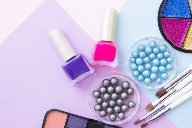 Pastel renkler arka plan üzerinde kozmetik ürünleri