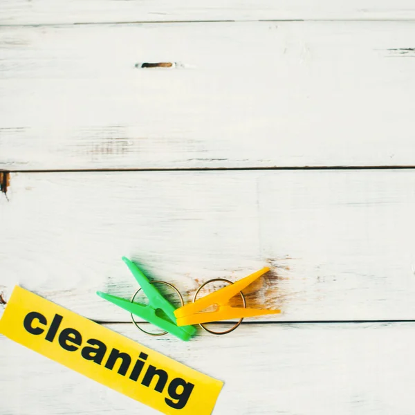 Inscrição de limpeza e uma escova de roupa — Fotografia de Stock