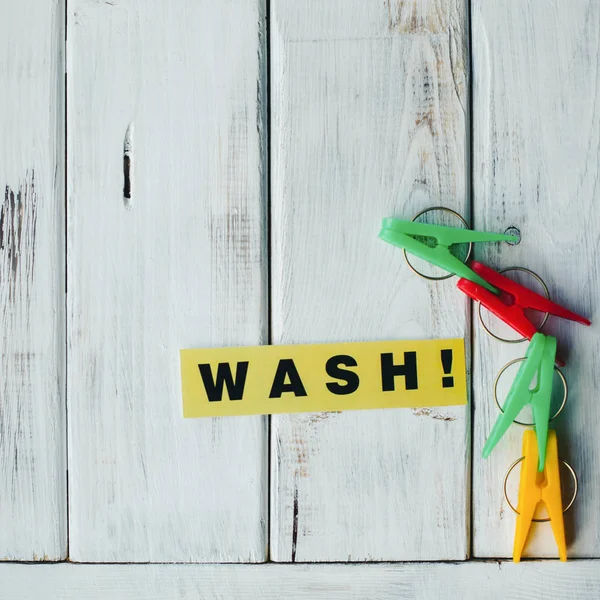 Lavar la inscripción y un cepillo de ropa — Foto de Stock