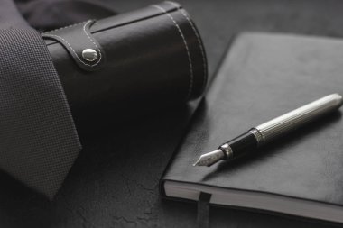 Düz yatıyordu adam ayarla