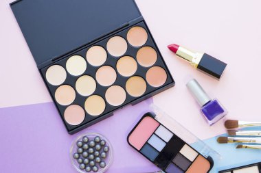 Pastel renkler arka plan üzerinde kozmetik ürünleri