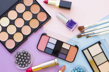 Pastel renkler arka plan üzerinde kozmetik ürünleri