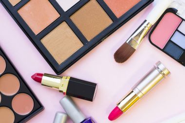 Pastel renkler arka plan üzerinde kozmetik ürünleri
