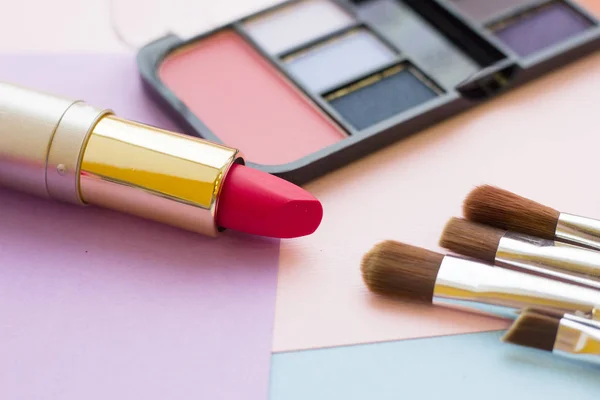 Kosmetiska produkter på pastellfärger bakgrund — Stockfoto