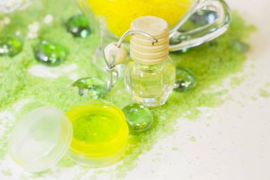 Spa konseptiyle yeşil banyo tuzu