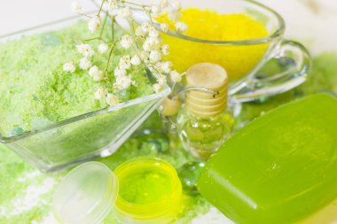 Spa konseptiyle yeşil banyo tuzu