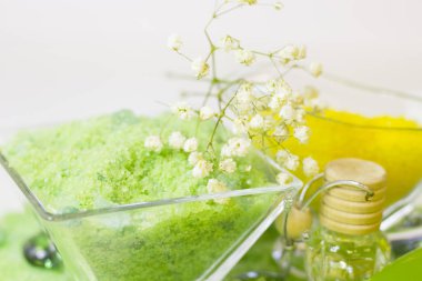 Spa konseptiyle yeşil banyo tuzu