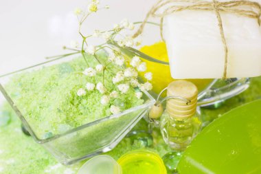 Spa konseptiyle yeşil banyo tuzu