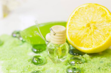 Spa konseptiyle yeşil banyo tuzu