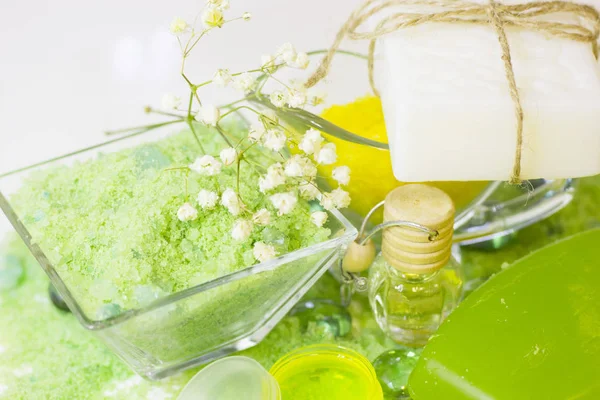 Spa konseptiyle yeşil banyo tuzu