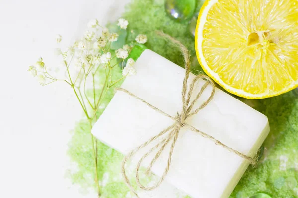 Spa konseptiyle yeşil banyo tuzu