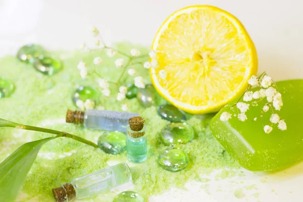 Spa konseptiyle yeşil banyo tuzu