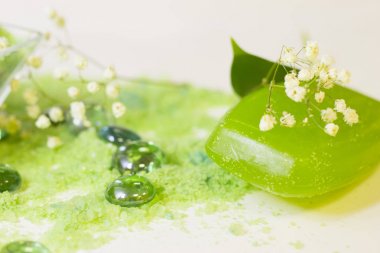 Spa konseptiyle yeşil banyo tuzu