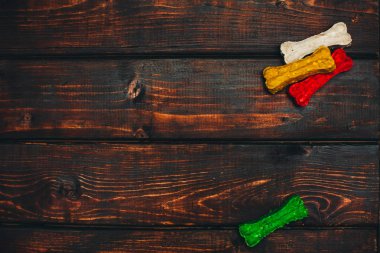 Evde beslenen hayvan kaygı kavramı koyu ahşap arka plan üzerinde