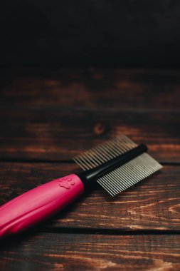 Evde beslenen hayvan kaygı kavramı koyu ahşap arka plan üzerinde