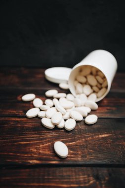 Evde beslenen hayvan kaygı kavramı koyu ahşap arka plan üzerinde