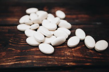 Evde beslenen hayvan kaygı kavramı koyu ahşap arka plan üzerinde