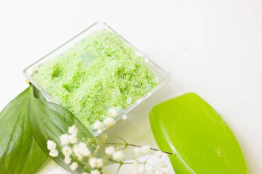 Spa konseptiyle yeşil banyo tuzu