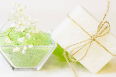 Spa konseptiyle yeşil banyo tuzu