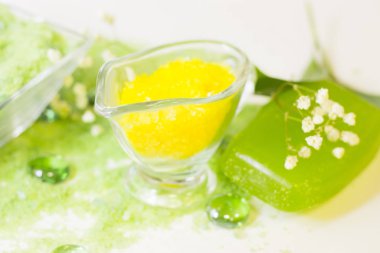 Spa konseptiyle yeşil banyo tuzu