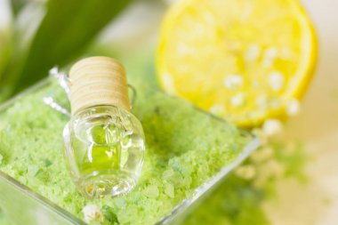 Spa konseptiyle yeşil banyo tuzu