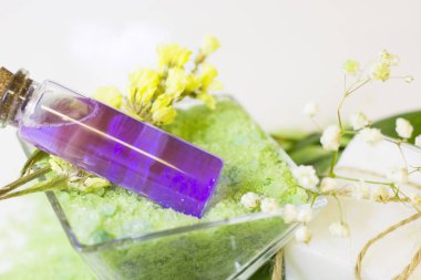 Spa konseptiyle yeşil banyo tuzu