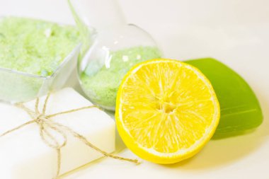 Spa konsept uçucu yağ ve limon ile