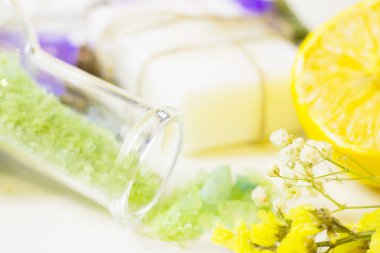 Spa konsept uçucu yağ ve limon ile