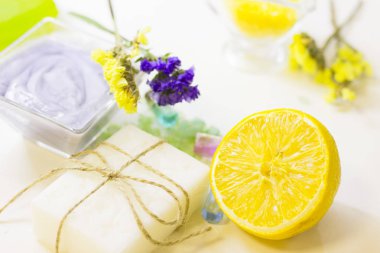 Spa konsept uçucu yağ ve limon ile