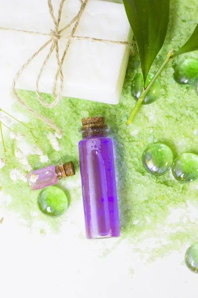 Concept de spa avec sel de bain vert — Photo