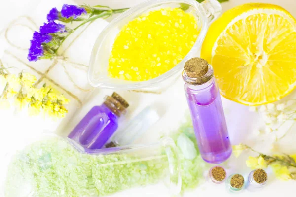 Konsep spa dengan minyak esensial dan lemon — Stok Foto