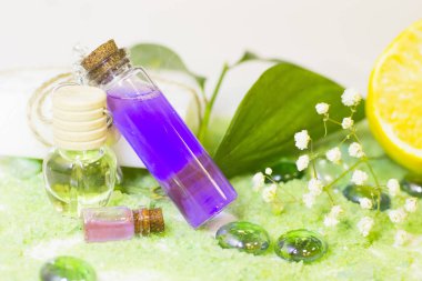 Spa konseptiyle yeşil banyo tuzu